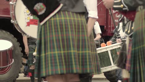Schottische-Band,-Die-Musik-Beim-Straßenfest-Spielt