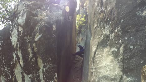 Joven-Aventurero-Practicando-Escalada-Y-Descenso-De-La-Roca-En-El-Alto-Himalaya,-Uttarakhand,-India-En-Un-Instituto-De-Formación-De-Montañismo