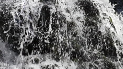 Wildwasser-Ergießt-Sich-Aus-Einem-Wasserfall