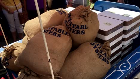 Un-Carro-Que-Transporta-Cajas-Y-Bolsas-De-Ostras-Es-Parte-De-La-Procesión-Por-Las-Calles-De-Whitstable-Durante-El-Festival-Anual-De-La-Ostra.