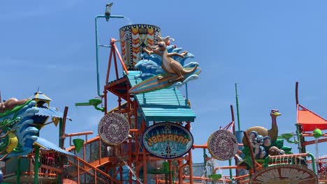 Niños-Disfrutando-De-Las-Vacaciones-De-Verano-En-El-Parque-Acuático-California-Great-America&#39;s-Boomerang-Bay