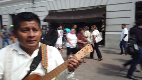 Nahaufnahme-Der-Gesichter-Von-Drei-Gitarren-Mariachi,-Die-Draußen-Auf-Einem-Festival-In-Merida,-Mexiko,-Singen-Und-Gitarren-Spielen