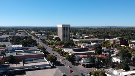 Eine-Push-In-Drohnenaufnahme-Von-Bulawayo,-Simbabwes-Finanzhalle,-Unter-Sonnigen-Bedingungen