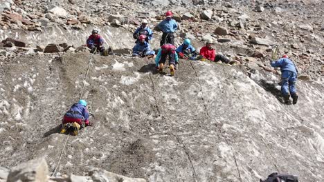 Montañeros-Del-Himalaya-En-Una-Montaña-Rocosa-Del-Himalaya,-Alto-Himalaya,-Uttarakhand,-India