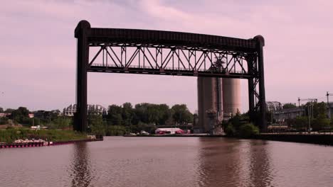 Un-Puente-De-Tren-Sobre-El-Río-Cuyahoga