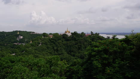 Weitblick-über-Eine-Wunderschöne-Grüne-Landschaft-In-Myanmar-Mit-Einer-Traditionellen-Pagode-In-Der-Mitte