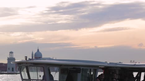 Blick-Auf-Den-Meereskanal-In-Venedig-An-Einem-Sonnigen-Tag