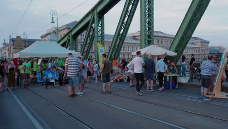 El-Puente-Sabah,-Un-Evento-Cultural-Gratuito-Que-Le-Permite-Usar-El-Puente-De-La-Libertad-A-Pie,-Gente-Caminando-En-El-Puente-De-La-Libertad-Toma-Más-Amplia