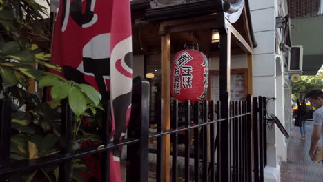 Dolly-In-Japanischer-Roter-Laterne-Am-Restauranteingang-In-Buenos-Aires-Chinatown