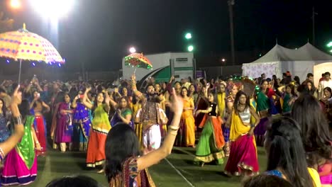 Mujeres-Y-Hombres-Hermosos-Están-Jugando-celebrando-Navratri-Con-Ropa-Colorida-Tradicional