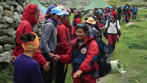 Los-Montañeros-Del-Himalaya-Se-Saludan-Unos-A-Otros-&#39;mejores-Deseos&#39;---&#39;feliz-Viaje&#39;-Mientras-Los-Montañeros-Avanzan-Hacia-Su-Destino-De-Cumbre