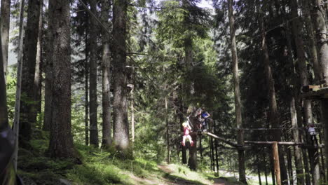 Niña-Con-Pelo-Rojo-En-Una-Polea-En-Un-Parque-De-Aventuras-En-Los-Alpes-Italianos,-Cámara-Lenta