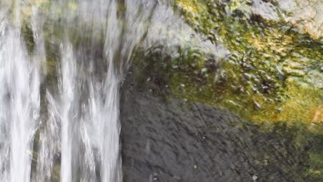 Wasser-Fließt-über-Felsen-Im-Wald