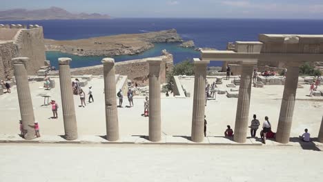 Blick-Auf-Die-Treppe-Der-Propyläen-Neben-Der-Akropolis-Von-Lindos,-Rhodos