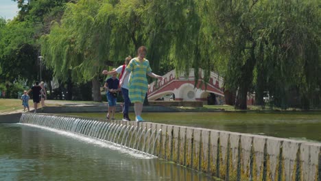 Parque-De-La-Ciudad-Del-Lago-Városligeti,-Gente-Cruzando-La-Pequeña-Humedad