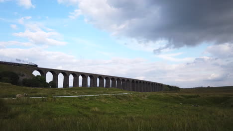 Tren-De-Vapor-Escocés-Volador-Cruzando-Un-Viaducto-Victoriano-En-El-Parque-Nacional-De-Los-Valles-De-Yorkshire-En-Un-Día-De-Verano-En-Cámara-Lenta