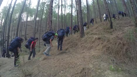 Montañeros-Del-Himalaya-De-Un-Instituto-De-Formación-De-Montañismo-En-Su-Camino-Hacia-El-Sendero