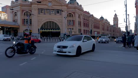 Lapso-De-Tiempo-De-Día-A-Noche-De-La-Estación-De-Flinder-Con-Tráfico-Y-Movimiento,-Lapso-De-Tiempo-De-Julio-De-2019-En-La-Estación-De-La-Calle-Flinder,-Melbourne