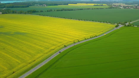 Luftaufnahme-Von-Getreidefeldern,-Durch-Die-Sich-Straßen--Und-Kreisverkehrsverkehr-Schlängelt