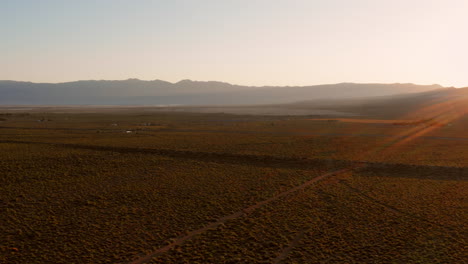 Die-Sierra-Nevada-Bei-Sonnenaufgang-Mit-Im-Hintergrund-Ein-Hotel-Und-Ein-Wohnmobilcampingplatz