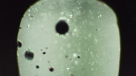 Enmarcado-Por-Una-Sustancia-Pegajosa-Negra-Verde-Azulado-En-Foco-Burbujas-Que-Se-Desplazan-Dramáticamente-Hacia-Arriba-Mirando-Ciencia-Ficción-Abstractas