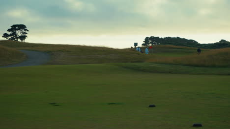 Golfer-Und-Caddies-Gehen-Auf-Dem-Golfplatz-Bandon-Dunes-In-Oregon-Spazieren