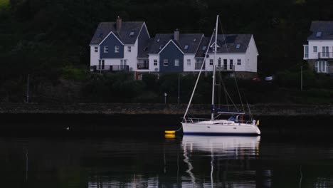 Sailboat-on-the-river-Bandon-in-Kinsale,-early-morning