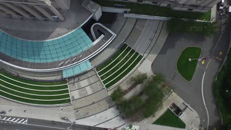 Vista-Aérea-De-Arriba-Hacia-Abajo-De-Las-Líneas-Arquitectónicas-De-La-Entrada-Del-Estadio-Del-Museo-De-Brooklyn-4k