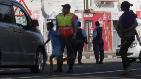 Una-Oficial-De-Policía-Sudafricana-Se-Acerca-A-Un-Vehículo-Durante-Los-Disturbios-Civiles