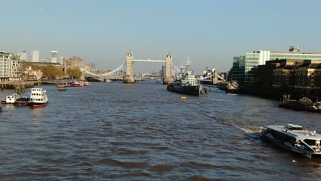 Yacht-In-Der-Berühmten-Brücke-In-Der-Londoner-City