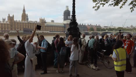 Klimawandel-Demonstranten-Lobbyarbeit-An-Den-Ufern-Der-Themse-Und-Vor-Den-Häusern-Des-Parlaments-Als-Teil-Der-Zeit-Ist-Jetzt-Protestieren