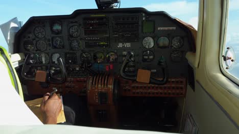 Im-Cockpit-Einer-Kleinen-Fluggesellschaft,-Die-über-Dem-Karibischen-Meer-Reiseflughöhe-Erreicht