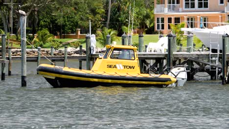 Remolque-Marítimo-Cerca-Del-Muelle-Con-La-Casa-De-Florida-Al-Fondo