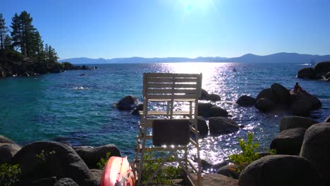 Una-Pareja-Sentada-En-Las-Rocas-Disfrutando-Del-Hermoso-Paisaje-Del-Parque-Estatal-Del-Puerto-De-Arena