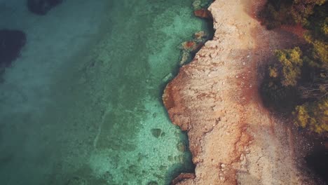 Luftaufnahmen-Eines-Exotischen-Strandes-Mit-Kristallklarem-Türkisfarbenem-Wasser-In-Griechenland-Im-Sommer-2