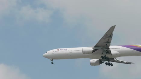 Thai-Airways-Boeing-777-3d7-Hs-tka-Acercándose-Antes-De-Aterrizar-En-El-Aeropuerto-De-Suvarnabhumi-En-Bangkok-En-Tailandia