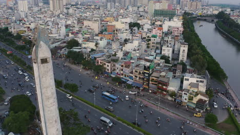 Abends-Neigbare-Luftaufnahme-Von-Der-Dien-Bien-Phu-Brücke,-Bezirk-Binh-Thanh,-Ho-Chi-Minh-Stadt,-Die-Den-Hoang-Sa-Kanal-Bis-Zur-Spitze-Der-Alten-Verbrennungsanlage-Aus-Der-Französischen-Kolonialzeit-Zeigt