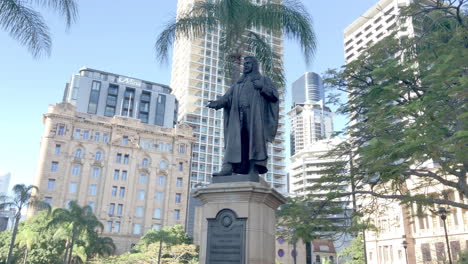 Thomas-Joseph-Ryan-Statue-Brisbane-Stadt-Mit-Hohen-Gebäuden-Und-Grünflächen