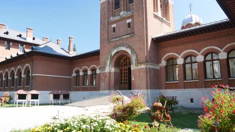 Tilt-up-shot-of-the-gardens-and-episcopal-church-at-Curtea-de-Arges,-Romania