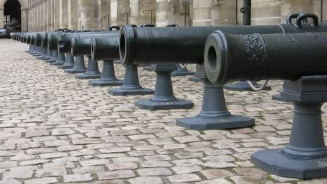 Varios-Cañones-Antiguos-En-El-Patio-Del-Museo-Del-Ejército,-En-París,-Francia