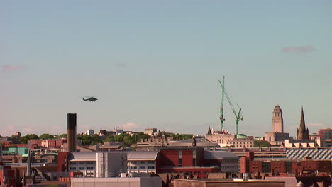 Helicóptero-Puma-De-La-Fuerza-Aérea-Real-Aterrizando-En-El-Hospital-De-Enfermería-General-De-Leeds-En-Un-Día-Soleado-De-Verano-En-Leeds,-Yorkshire