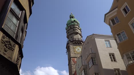 Torre-De-La-Ciudad-En-El-Casco-Antiguo-De-Innsbruck-Con-Gente-En-La-Parte-Superior-Y-Clima-Azul-Cielo