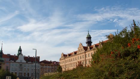 Barrio-Vrsovice-Luz-De-Otoño-Praga-Con-Paso-De-Tranvía