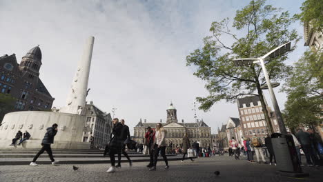 Turistas-En-La-Plaza-Dam-En-Amsterdam,-Países-Bajos