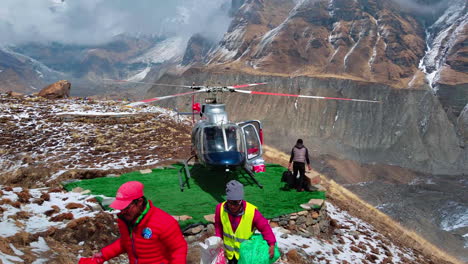 Descarga-De-Un-Helicóptero-En-El-Campamento-Base-De-Annapurna-En-Las-Montañas-Del-Himalaya-De-Nepal
