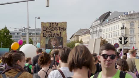 POV-Läuft-Freitags-In-Der-Menschenmenge-Auf-Der-Wiener-Straße-Für-Künftige-Proteste-Gegen-Den-Klimawandel