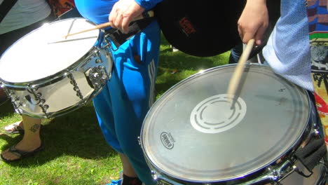 Vista-De-Cerca-De-Tambores-Rodando-Y-Palos,-Percusión,-Tam-Tam,-Djembe,-Ritmo,-Gente-Tocando-Música-Y-Percusión,-Redoble-De-Tambores