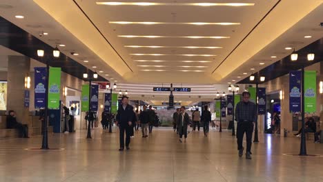 Menschen-Steigen-Aus-Der-U-Bahn-Station-Seohyun-In-Seongnam,-Bundang,-Gyeonggi-do,-Südkorea