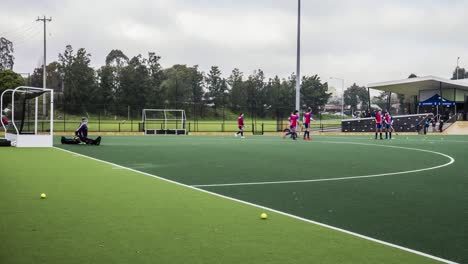 Lapso-De-Tiempo-De-Un-Equipo-De-Brumbies-De-Kbh-Calentándose-Antes-De-Un-Partido-De-Hockey-Sobre-Césped-De-La-Liga-Principal-Masculina-En-El-Parque-Elgar