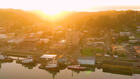 Coos-Bay,-Oregon,-Dunstiger,-Stimmungsvoller-Sonnenuntergang